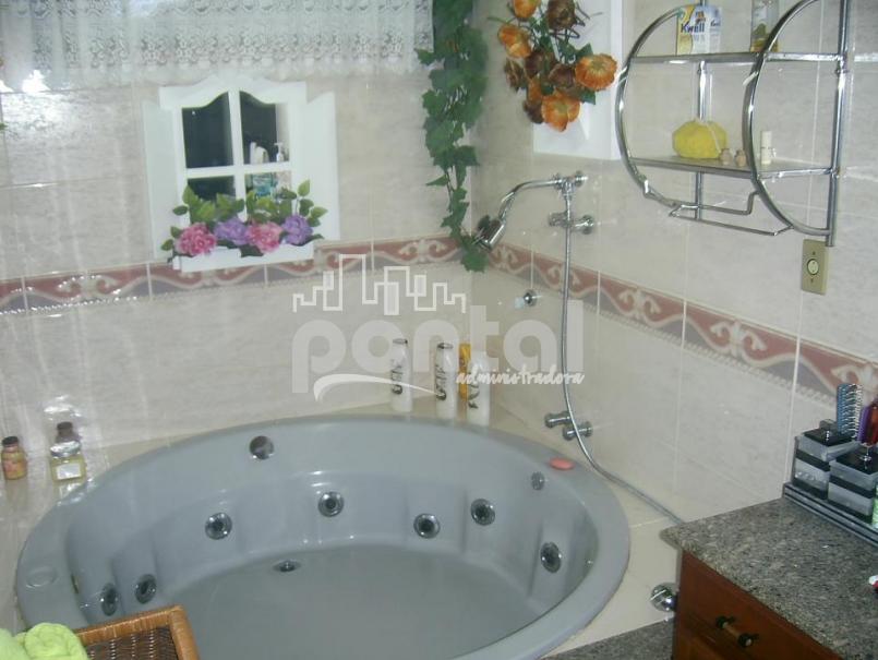 Casa com 04 quartos em Mury