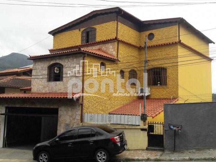 Casa Duplex composta por 04 quartos nas Braunes